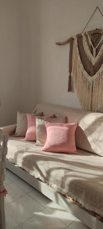 una camera con due letti con cuscini rosa di APARTMENT TSAIRA ad Ammouliani