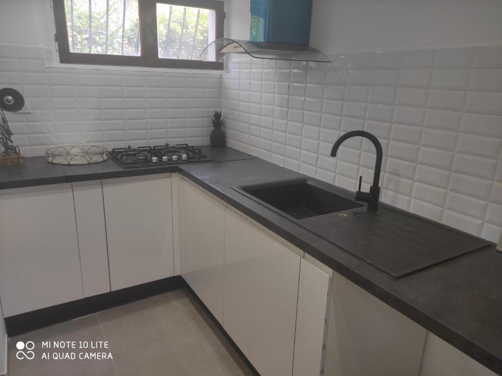 Kuchyňa alebo kuchynka v ubytovaní Maison en rez-de chaussée près du centre ville d'Arles