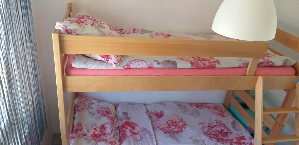 Łóżko lub łóżka w pokoju w obiekcie Apartman Zvončica