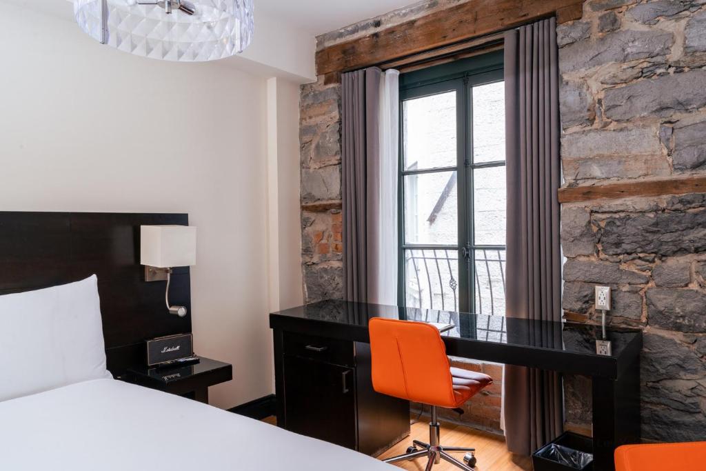 Postel nebo postele na pokoji v ubytování Le Petit Hôtel Vieux-Montréal - Saint-Paul by Gray Collection