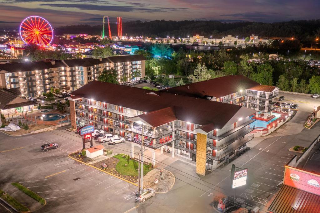 uma vista aérea de uma cidade à noite com uma roda gigante em Americana Inn a Travelodge by Wyndham em Pigeon Forge