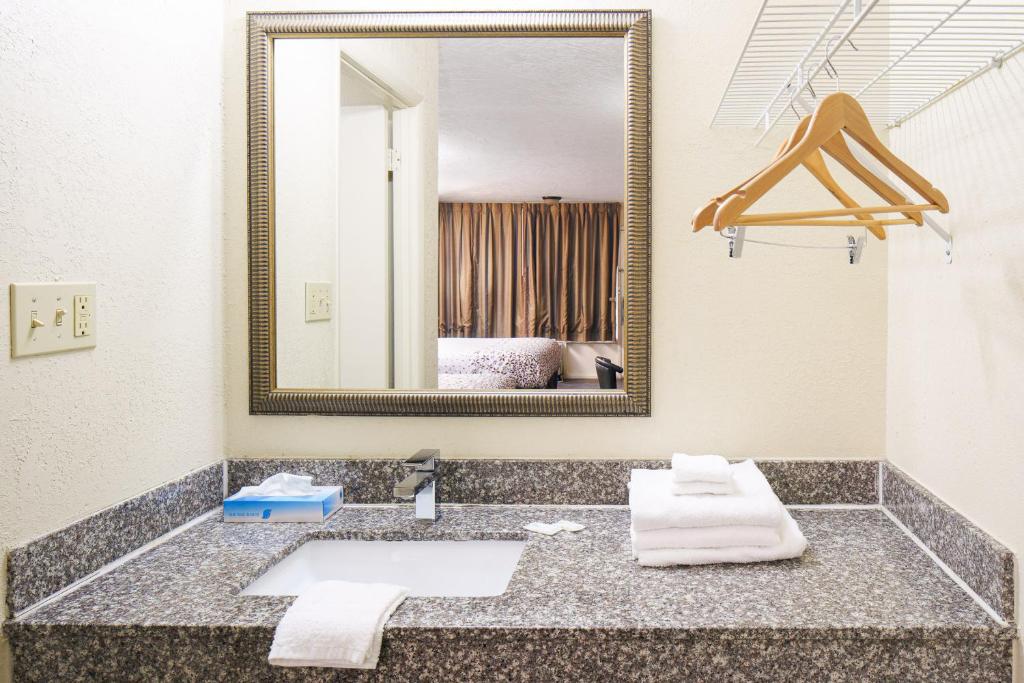 Americana Inn a Travelodge by Wyndham - Queen Room Mit Zwei Queensize -Betten - Nichtraucher