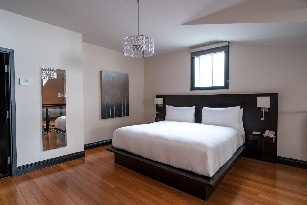 Postel nebo postele na pokoji v ubytování Le Petit Hôtel Vieux-Montréal - Saint-Paul by Gray Collection