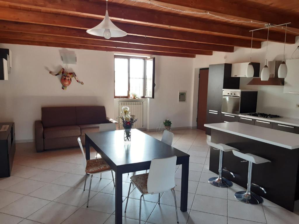 eine Küche und ein Wohnzimmer mit einem Tisch und Stühlen in der Unterkunft Il Rifugio di Farinella in Putignano