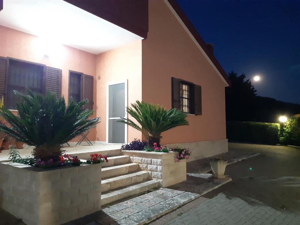 una casa con delle piante davanti di Il Rifugio di Farinella a Putignano