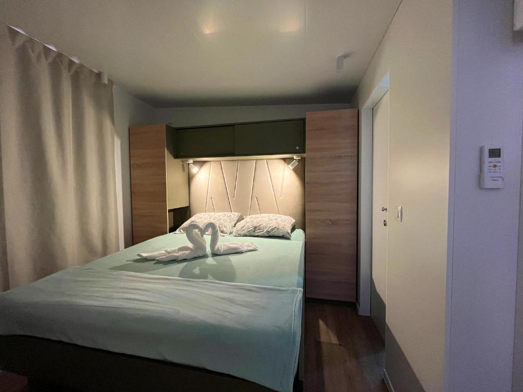 Postel nebo postele na pokoji v ubytování Mobile Home Karlo