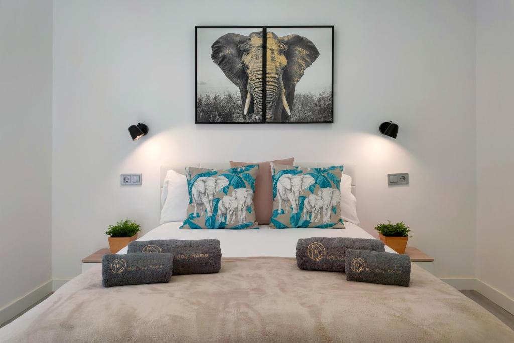 um quarto com uma cama com uma fotografia de um elefante em CANARIAN HOLIDAY HOME - Yumbo Luxury Apartment em Maspalomas