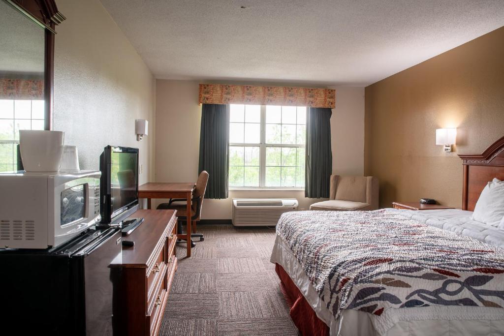 BlissPoint Inn & Suites Marion - King Room