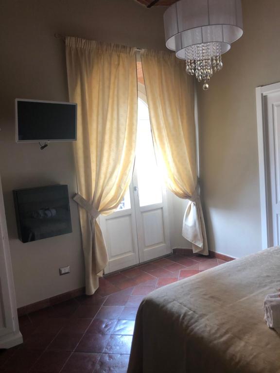 Postel nebo postele na pokoji v ubytování B&B La Loggia e L’Orologio