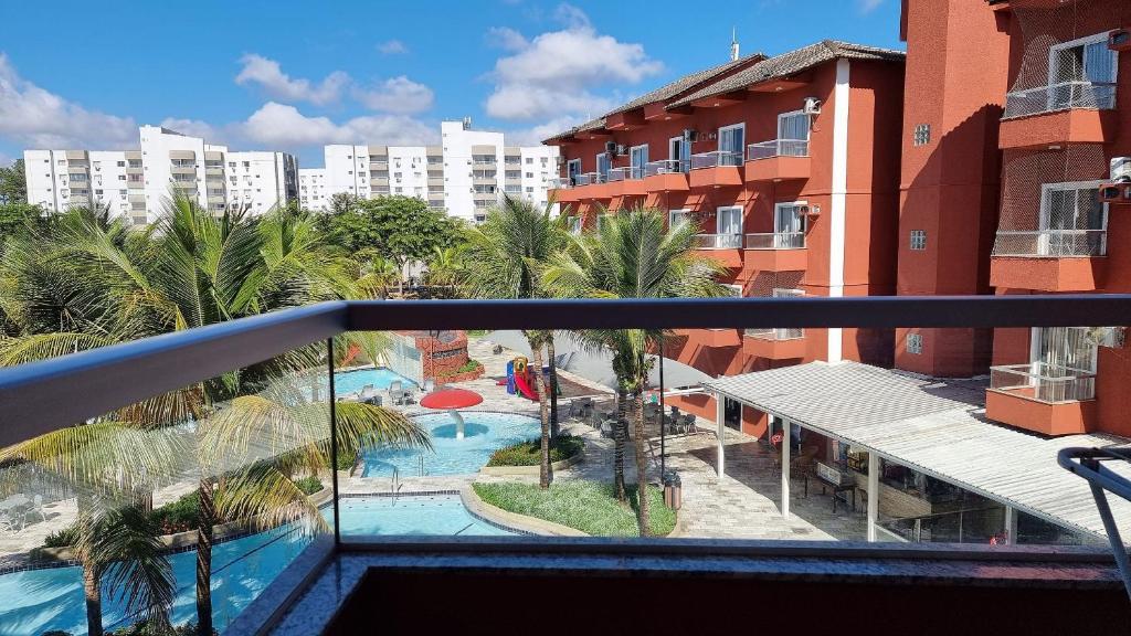 balcone con vista sulla piscina e sugli edifici di Frente ao Parque da Lagoa Quente Entrada NÃO INCLUSA Aptos Particulares com varanda a Caldas Novas