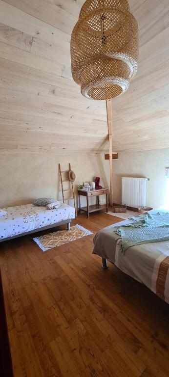 Łóżko lub łóżka w pokoju w obiekcie Le Coq en Repos