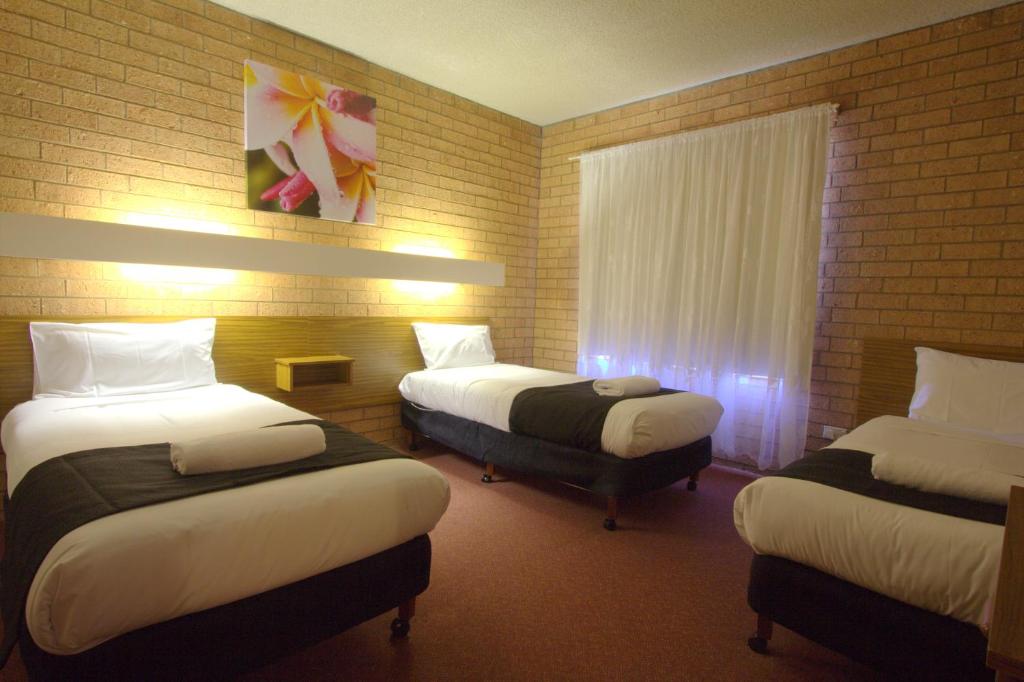 Postel nebo postele na pokoji v ubytování Blue Whale Motor Inn & Apartments