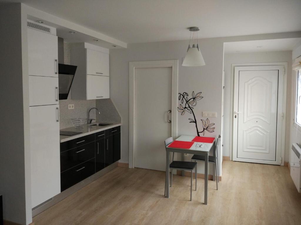 a kitchen with a small table and a counter top at Bonito Loft en Ermua. Cómodo y funcional. in Ermua