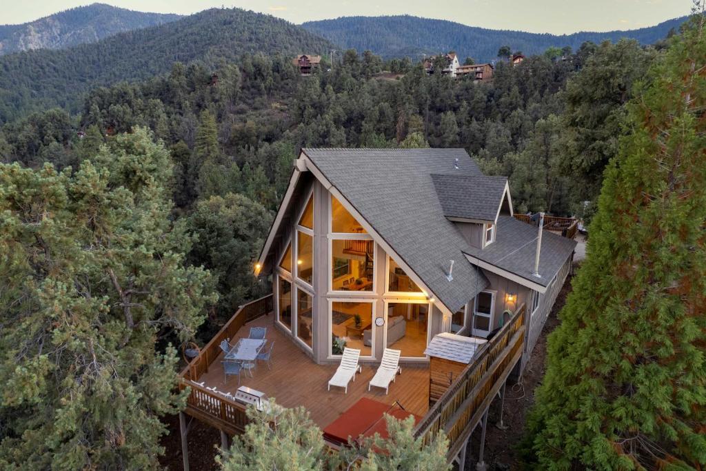 een uitzicht over een huis in de bergen bij Lovely Pine Mountain Club Retreat with Hot Tub! in Pine Mountain Club