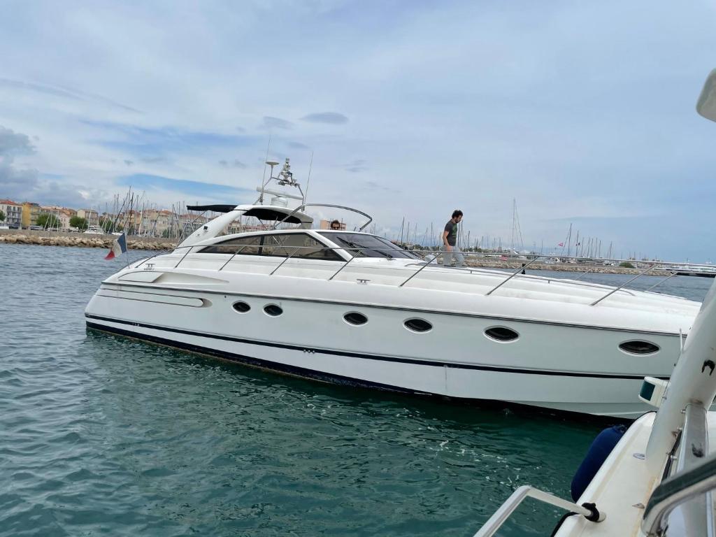 un bateau blanc est amarré dans l'eau dans l'établissement Yacht 17M Cannes Croisette Port Canto,3 Ch,clim,tv, à Cannes