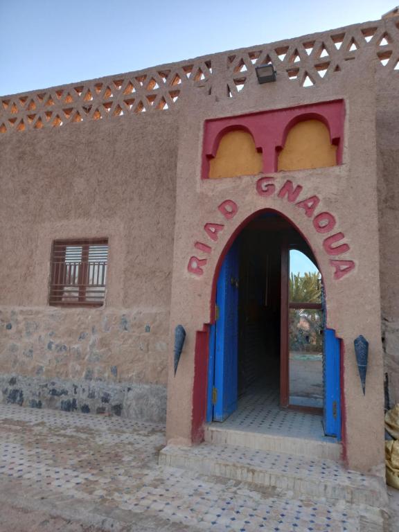 un edificio con un letrero que dice funmoomed en Riad gnaoua khamlia en Merzouga