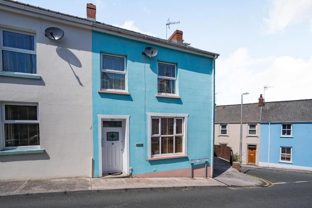 niebiesko-biały dom na ulicy w obiekcie Dringarth w mieście Tenby