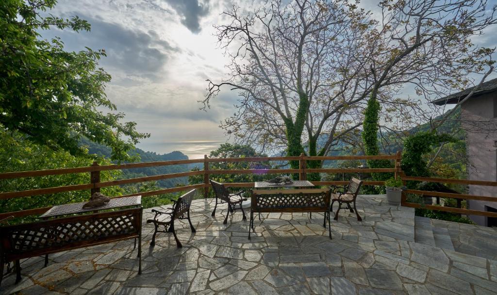 d'une terrasse avec des tables et des chaises et une clôture. dans l'établissement Thalassoxyla Thalassa, à Tsagkarada