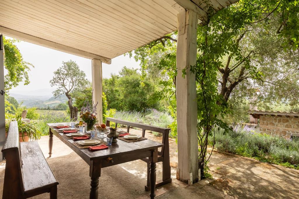 A garden outside Tenuta Colle Sala - Country House & Suite "The Villa"