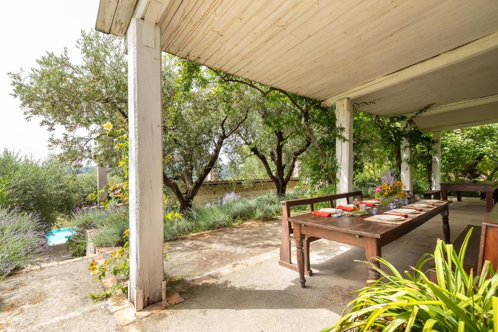 A garden outside Tenuta Colle Sala - Country House & Suite "The Villa"
