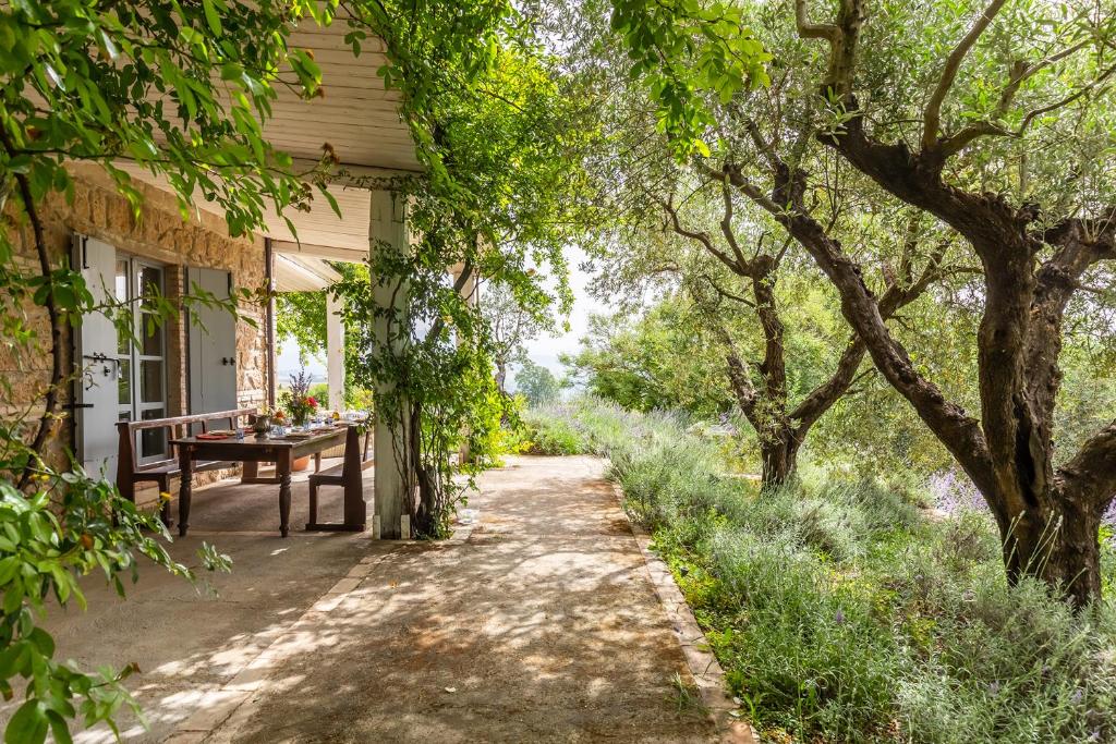 A garden outside Tenuta Colle Sala - Country House & Suite "The Villa"