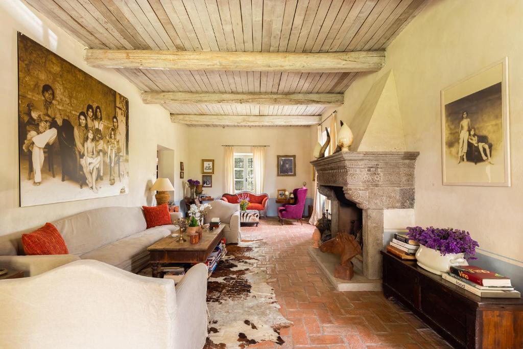 A seating area at Tenuta Colle Sala - Country House & Suite "The Villa"