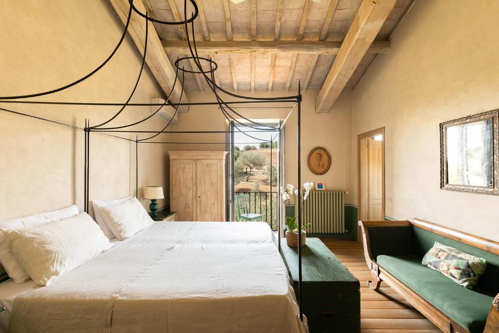 A bed or beds in a room at Tenuta Colle Sala - Country House & Suite "The Villa"