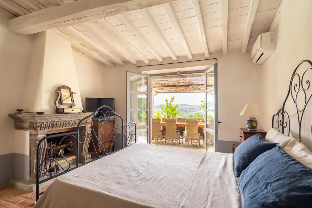 A bed or beds in a room at Tenuta Colle Sala - Country House & Suite "The Villa"