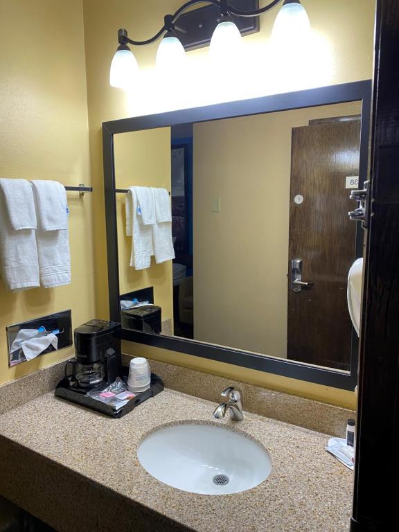Super 8 by Wyndham Rochester Mayo Clinic Area photo