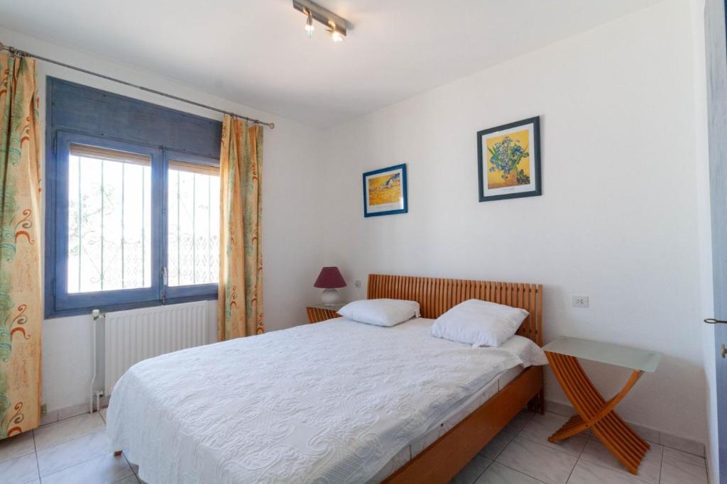Postel nebo postele na pokoji v ubytování Villa Empuriabrava on main canal with 13 m private mooring, private pool, air con in all rooms, non-smoking