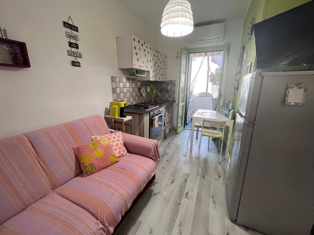 a living room with a couch and a kitchen at Appartamento Affaccio sul mare, Baia di Copanello in Copanello