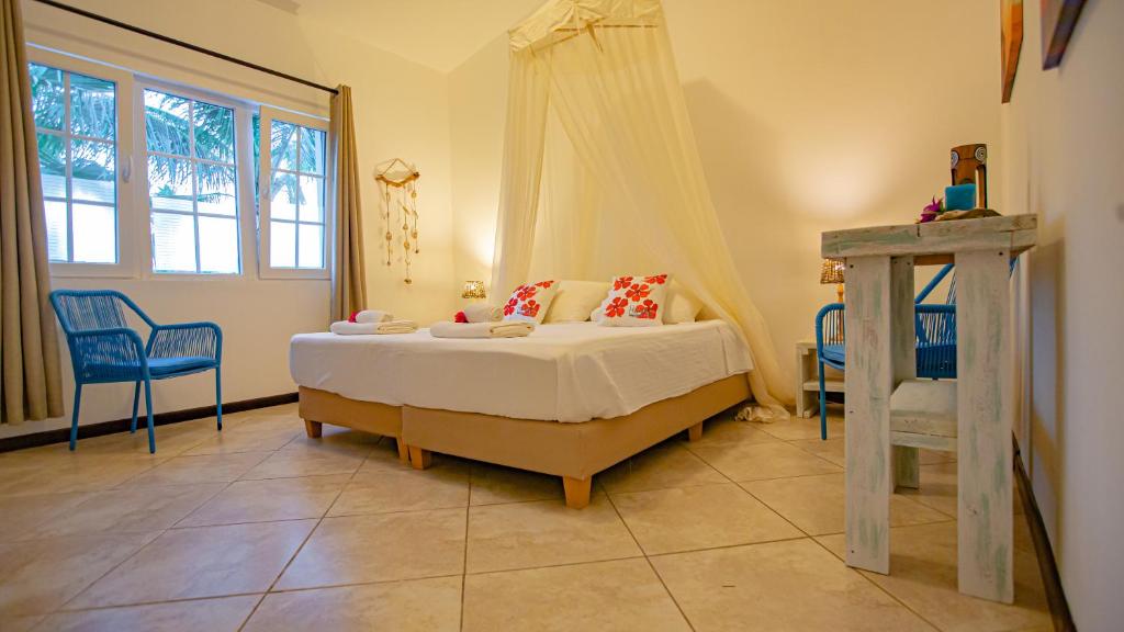 Postel nebo postele na pokoji v ubytování Hibiscus Beach House