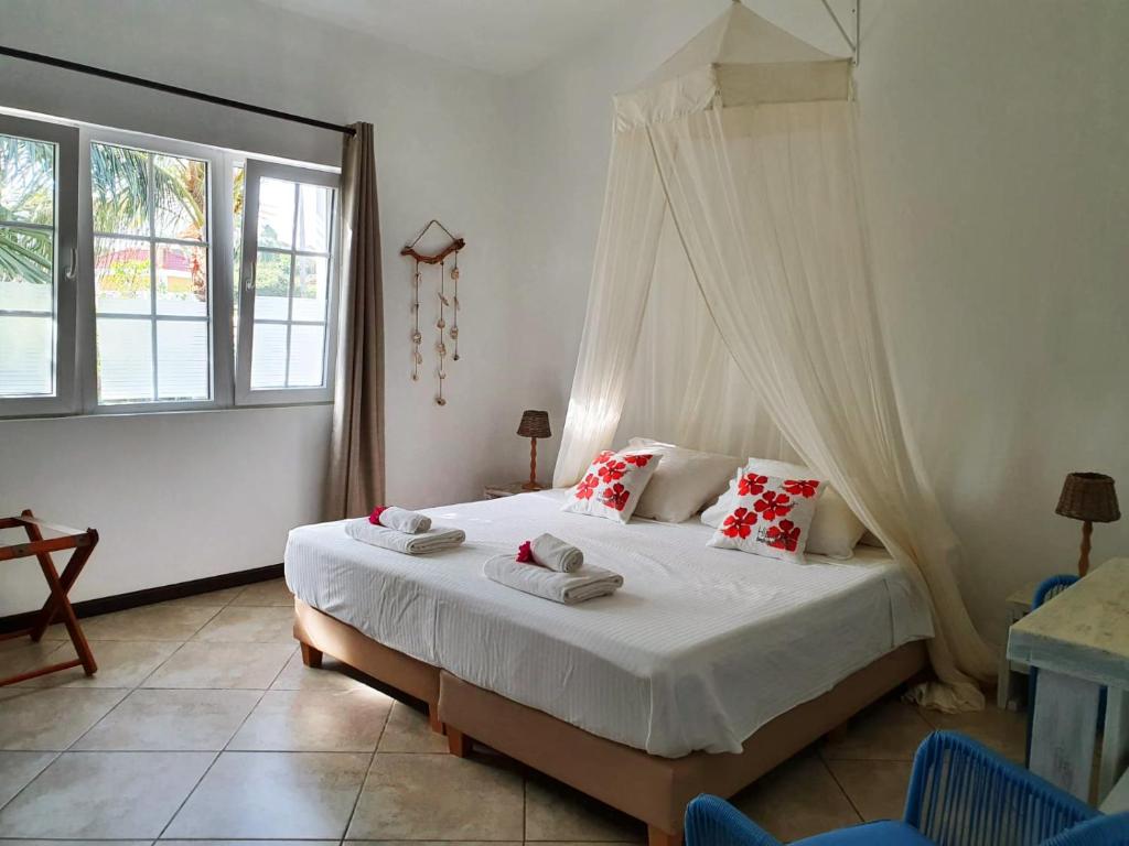 Postel nebo postele na pokoji v ubytování Hibiscus Beach House