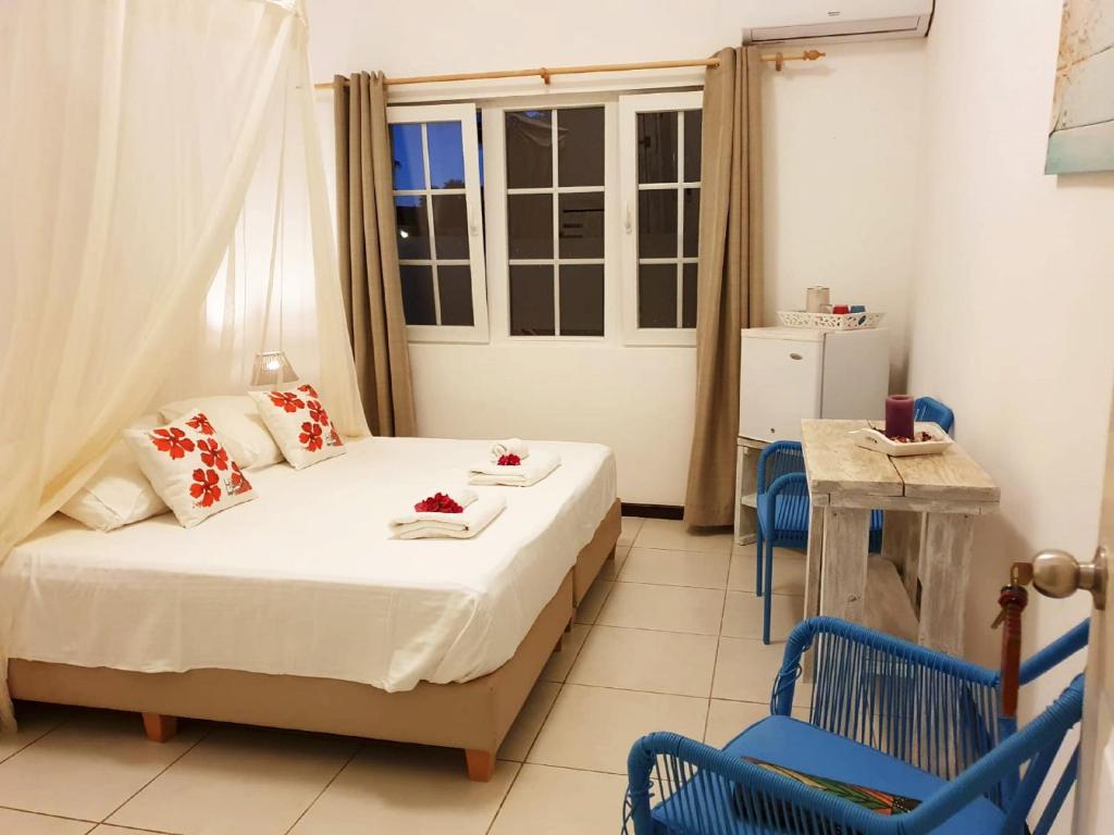Postel nebo postele na pokoji v ubytování Hibiscus Beach House