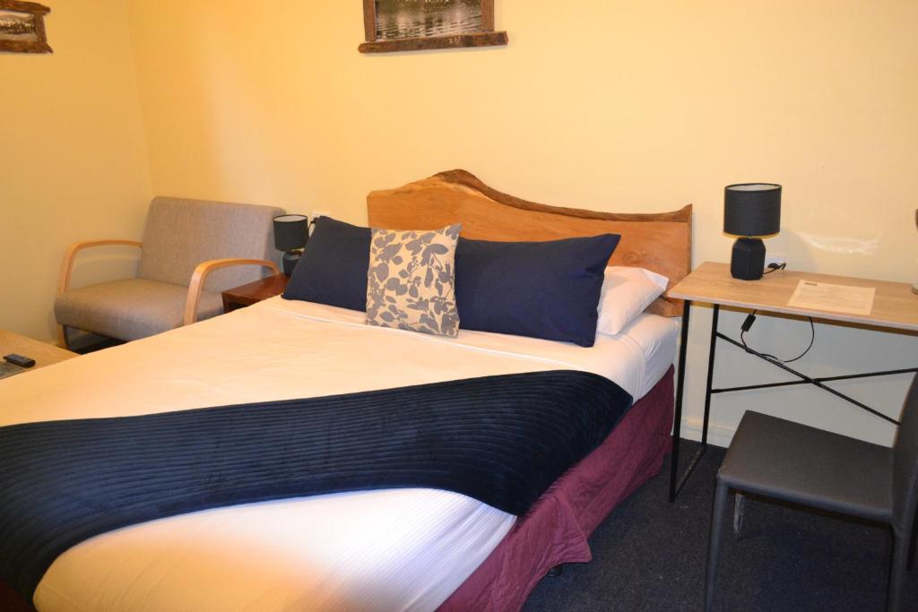 Voodi või voodid majutusasutuse Chateau Backpackers & Motels toas