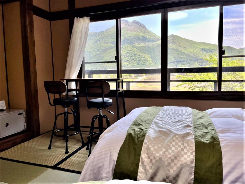 Vista generica sulle montagne o vista sulle montagne dall'interno del ryokan