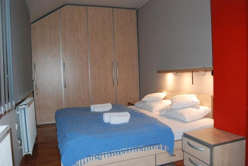 Postel nebo postele na pokoji v ubytování Car Royal Apartments and Rooms