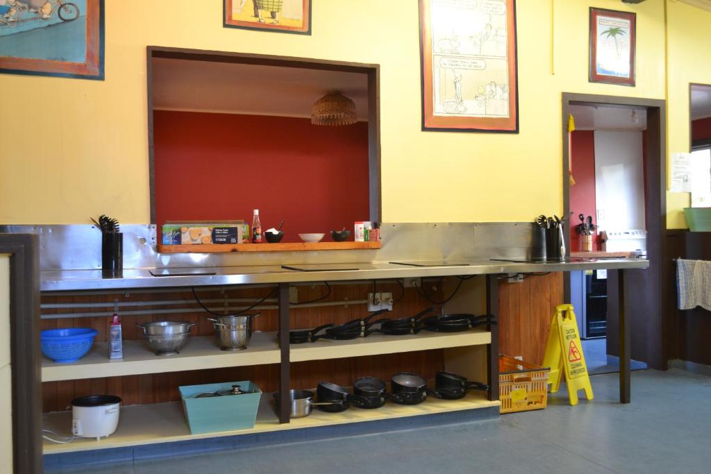 Köök või kööginurk majutusasutuses Chateau Backpackers & Motels