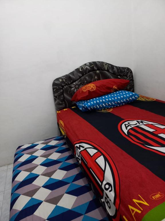 Postel nebo postele na pokoji v ubytování Homestay Berkah Syariah Bukittinggi