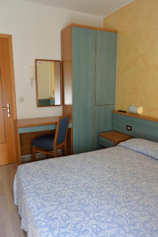 Postel nebo postele na pokoji v ubytování Hotel Paris