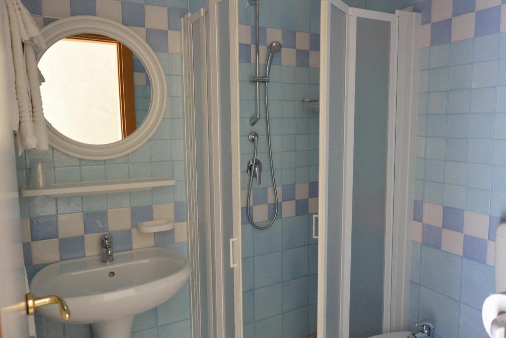 Koupelna v ubytování Hotel Paris