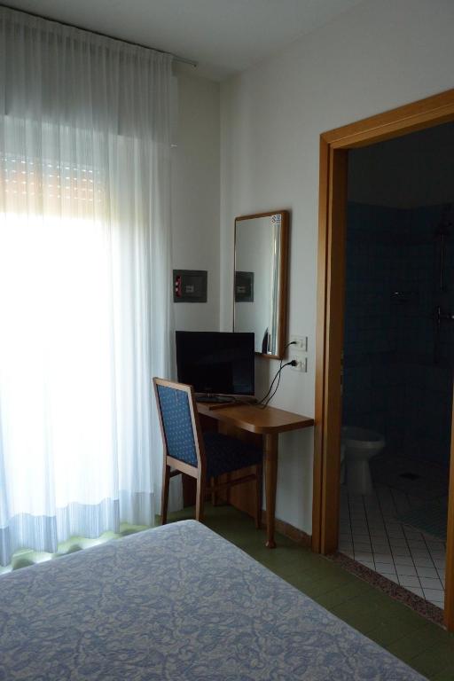 TV a/nebo společenská místnost v ubytování Hotel Paris