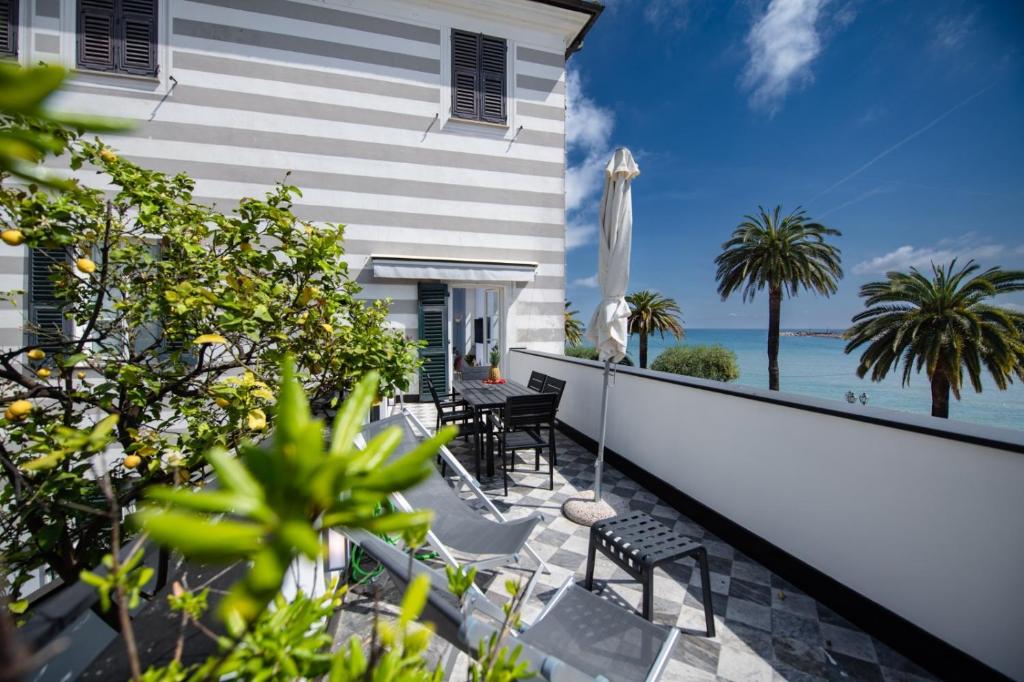 un balcón de una casa con vistas al océano en Casa Garibalda - seafronf apartment en Rapallo