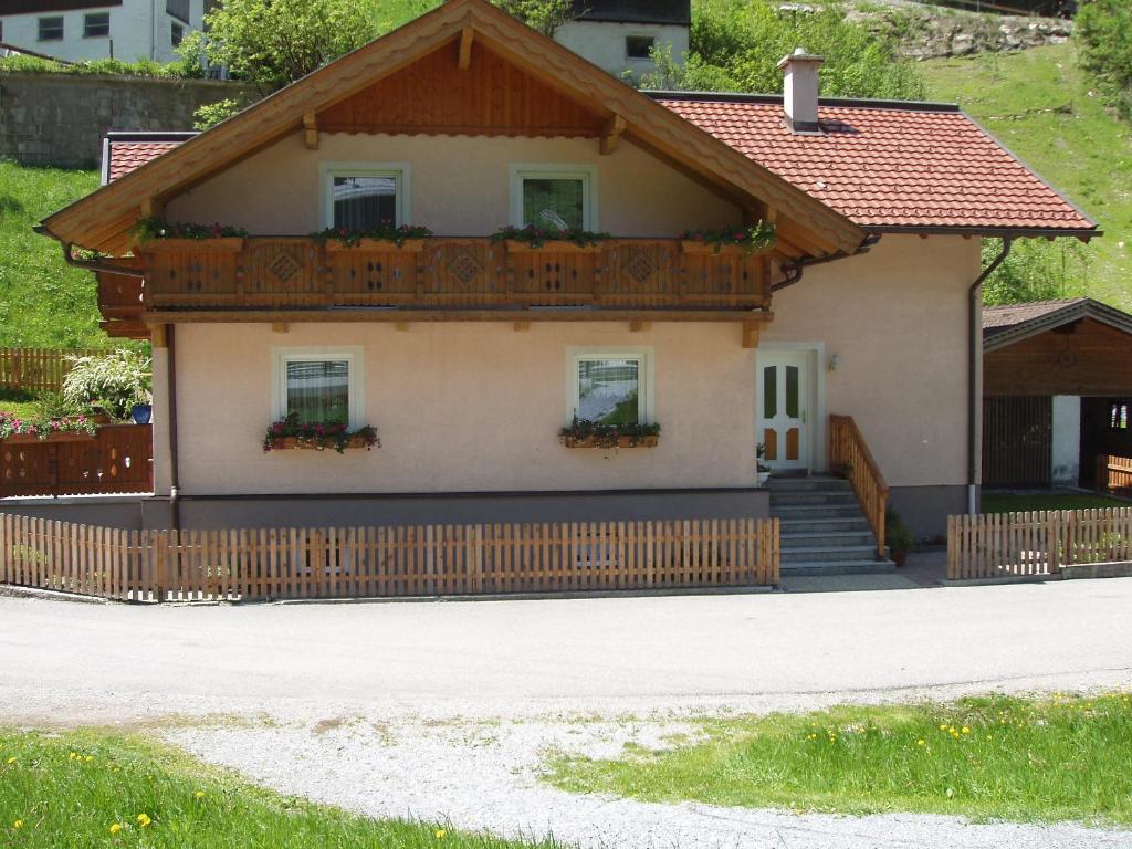 ein Haus mit einem Balkon und einem Zaun in der Unterkunft Haus Toferer in Großarl