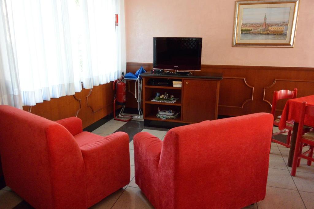 TV a/nebo společenská místnost v ubytování Hotel Paris