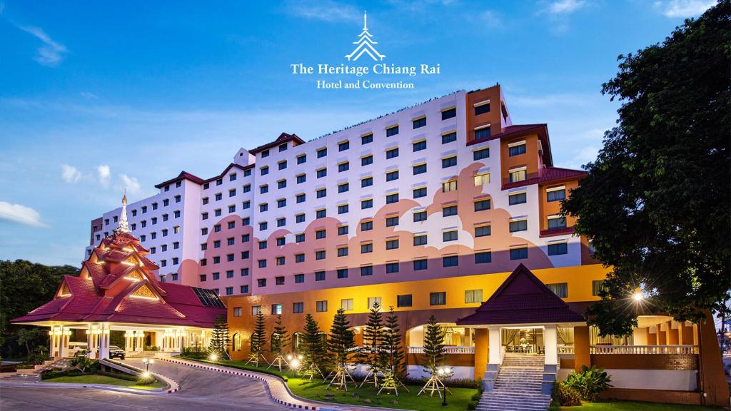 una representación del histórico hotel chino por la noche en The Heritage Chiang Rai Hotel and Convention - SHA Extra Plus en Chiang Rai