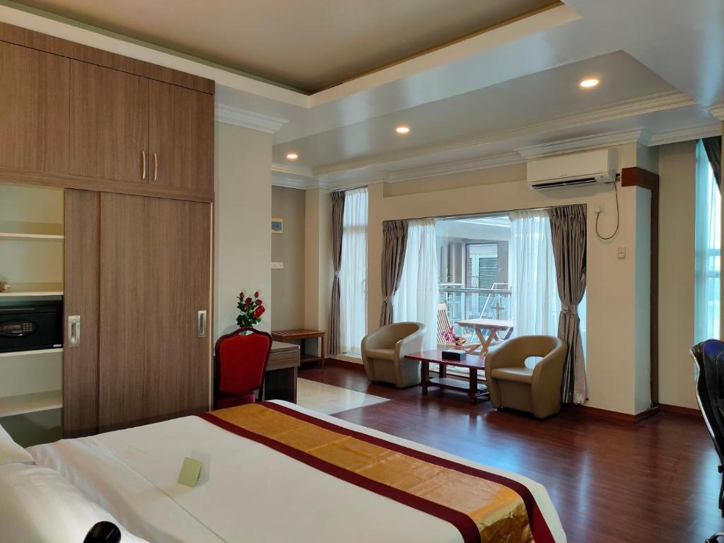 Postel nebo postele na pokoji v ubytování Hotel Grand United - Ahlone Branch