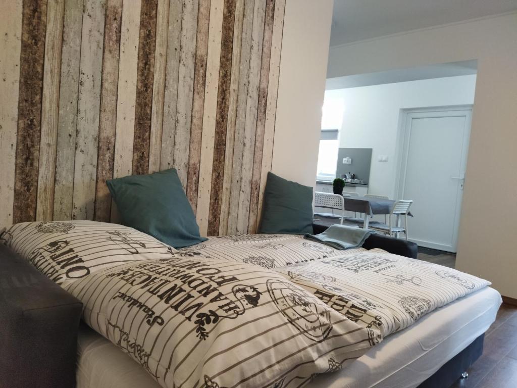 Posteľ alebo postele v izbe v ubytovaní Holdudvar Apartman