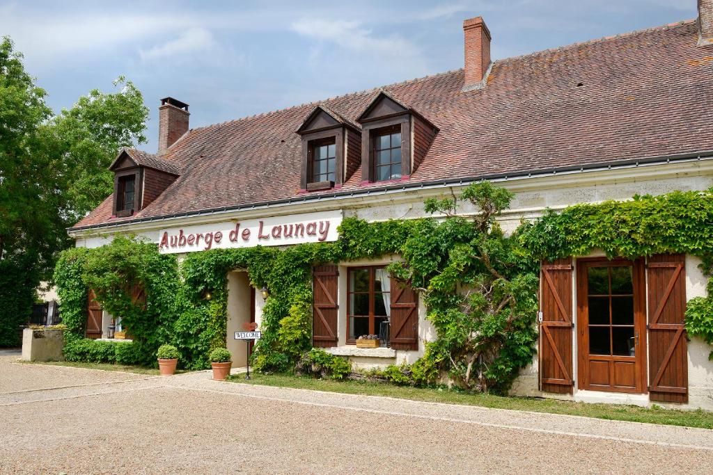 een gebouw met een bord dat de koning van Lancy leest bij Auberge De Launay in Limeray