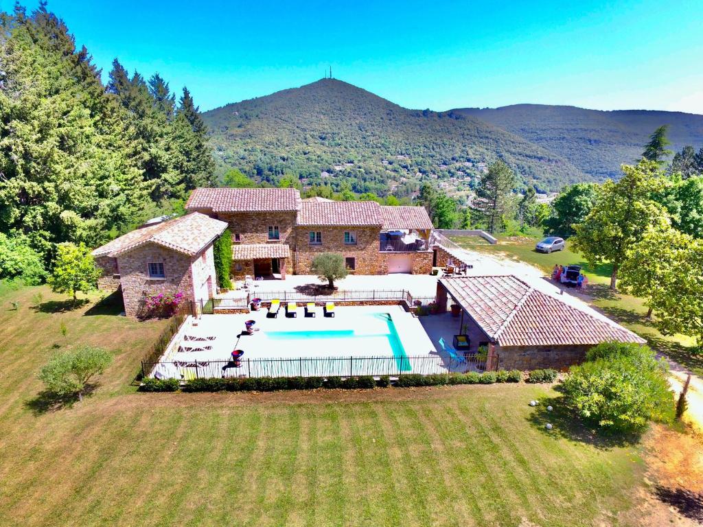 Luftaufnahme eines Hauses mit Swimmingpool in der Unterkunft Le mas gnolia in Saint-Jean-du-Gard